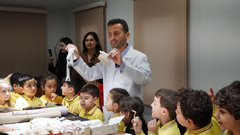 Çocuklar El Yapımı Kâğıtla Hem Üretiyor Hem Öğreniyor