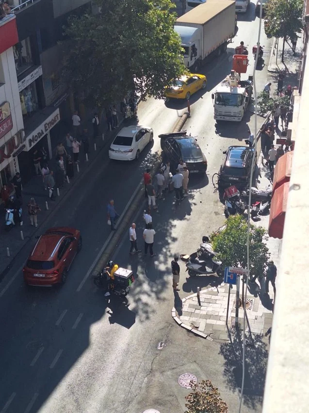 18 Yaşındaki Sürücü Kağıthane’de Dehşet Saçtı: 10 Araç Hasar Gördü